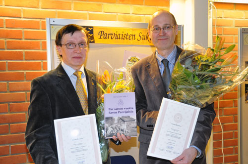 Teuvo P. ja Mikko P. vuoden 2011 sukukirjan julkistamisen j&auml;lkeen Parviaisten Sukuseuran n&auml;yttelytilan edess&auml;. Oli erityisen mieluisaa, ett&auml; kirja palkittiin Kuopiossa, Parviais-suvun ja kirjan "kotiseudulla".